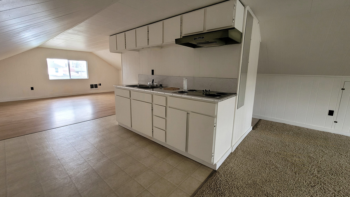 Upper apartment with vaulted ceiling and kitchenette